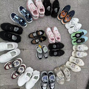 Venta al por mayor de fábrica, precio económico, en stock, zapatillas deportivas ligeras de PU para niñas con superficie de malla. - Product Image 1