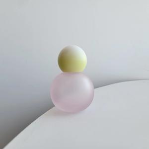 Vente en gros Mignon <span class=keywords><strong>Flacon</strong></span> de parfum boule ronde rose mat de 30ml Bouteilles en verre à baïonnette de couleur différente pour parfum - Product Image 1