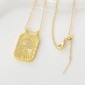 Collier Pendentif Géométrique Gravé Style Vintage Luxe Léger avec Médaillon Croix, Bijou Tendance pour Femme, Vente en Gros - Product Image 5