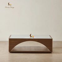 Table basse Wabi Sabi de luxe avec plateau en verre et structure en noyer massif, design minimaliste ajouré, table basse pour hall d'hôtel