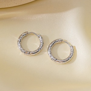 Pendientes de moda, pendientes de aro de cráter de meteorito chapados en oro de 18 quilates, venta al por mayor de acero inoxidable, pendientes torcidos de moda de oro Pvd sin deslustrar - Product Image 2