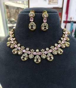 Ensemble collier et boucles d'oreilles élégants en moissanite rose Polki, bijoux de mariée indiens pour mariage et occasions festives - Product Image 2