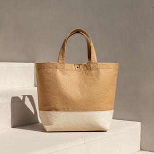 Sac fourre-tout ouvert bicolore en Tyvek couleur os de chameau, avec poignées roulées, ourlet caché, débossé, couleur personnalisée, qualité supérieure - Product Image 3
