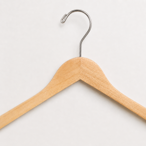 Cintres en bois naturel personnalisés avec logo, robustes, avec barre transversale pour pantalons, fabriqués au Vietnam - Product Image 3
