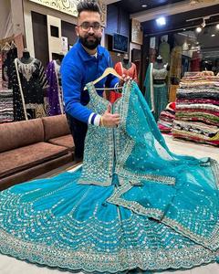 Faux Georgette lourde avec séquence de broderie lourde avec travail manuel en miroir réel avec moins de bordure avec manche complète - Product Image 2