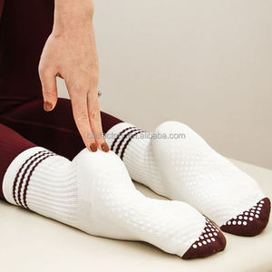 Chaussettes de Pilates BiLu personnalisables sans limite de quantité, respectueuses de l'environnement - Design personnalisable, tissu respirant - Product Image 2