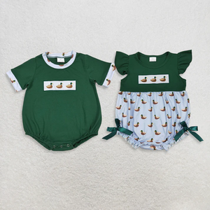 Conjunto de 2 piezas de ropa informal para niños pequeños, camiseta de manga corta con bordado de pato verde y pantalones cortos a rayas - Product Image 3