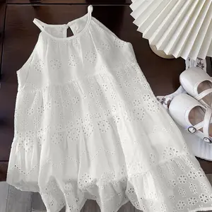 فستان صيفي بسيط على الطراز البوهيمي للفتيات باللون الأبيض بتصميم على شكل A-Line مع شعار العلامة التجارية المخصص للأطفال