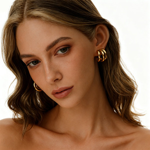 Pendientes en Forma de C de Acero Inoxidable con Baño de Oro PVD de 18k, Hipoalergénicos, Resistentes al Deslustre y al Agua, Modelo YF3041 - Product Image 3