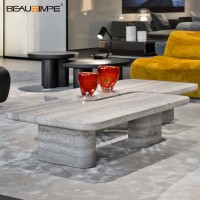 Table d'appoint en travertin minimaliste avec dessus en verre artisanal & base en pierre naturelle, personnalisable pour salon