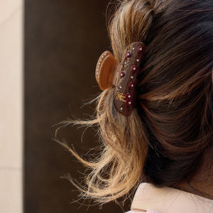 Élégante pince à cheveux en acétate rouge vin en forme de cœur avec strass blancs et pince requin marron pour femme - Product Image 2