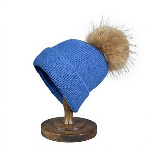 Bonnet unisexe en acrylique rouge avec pompon en fourrure, tricoté à la main, décontracté pour l'hiver, 56-58 cm, adulte - Product Image 3