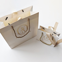 Sacs cadeaux en papier bleu mat de luxe avec logo imprimé personnalisé, emballage avec poignée en ruban