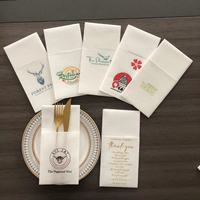 Serviette blanche Airlaid Logo imprimé avec poche à couverts Serviettes de table pour hôtel de fête de mariage 40*40cm 43*43cm