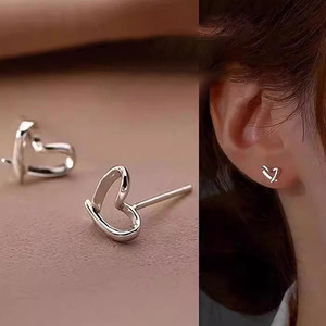 Orecchini a Perno Minimalisti a Forma di Cuore, Gioielli Eleganti e alla Moda per Donne, Uso Quotidiano, Stile Moderno - Product Image 1