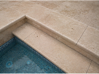Pierre naturelle de bord de piscine sur mesure 1000x400x40mm en travertin et marbre pour terrasse de piscine extérieure, patio de villa et bordure de piscine paysagère