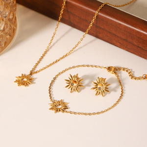 Conjunto de Joyería de Moda para Mujer: Collar, Pendientes y Pulsera de Acero Inoxidable con Diseño de Girasol y Diamantes Incrustados - Product Image 3