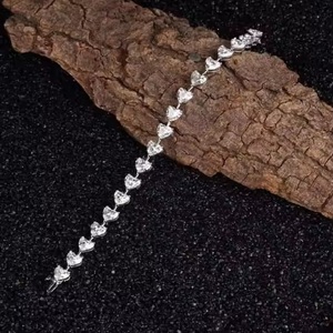 Bracelet tennis minimaliste en forme de coeur en or et diamant Bracelet empilable Moissanite Cadeau d'anniversaire romantique pour femme - Product Image 3