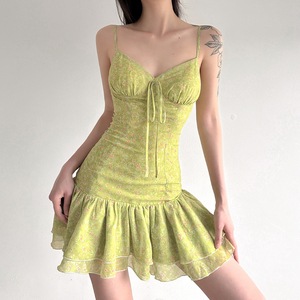 Robe Camisole Vert Frais Style Vacances à Petits Imprimés Floraux, Col en V, Froncée et Courte avec Nœud - Product Image 4