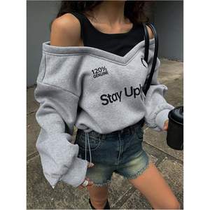 Sudadera Personalizada para Mujer con Hombros Descubiertos, Manga Larga Asimétrica, Gráfico de Letras, Estilo Casual Urbano - Product Image 3