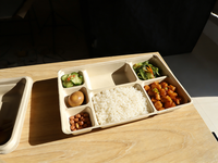 Boîte plate jetable écologique et biodégradable en papier kraft à six compartiments, auto-érectible, de qualité alimentaire, pour sushis et sucre