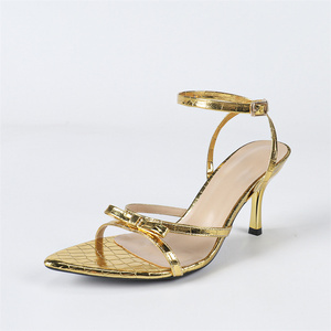 Sandales dorées élégantes pour <span class=keywords><strong>femme</strong></span> à talons aiguilles mi-hauts, avec nœud gaufré, bout pointu et bride cheville – Chaussures d'été chic pour mariage - Product Image 6