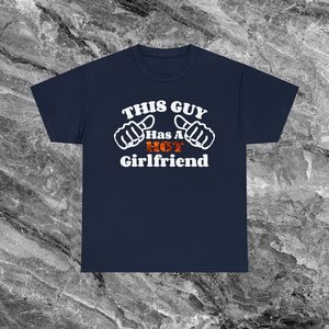 Maglietta con stampa 'This Guy Has A Hot Girlfriend', regalo divertente per anniversario, per fidanzato, San Valentino - Product Image 2