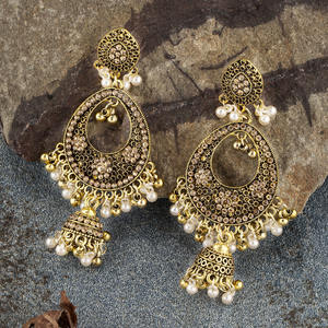 Boucles d'oreilles pendantes classiques vintage couleur or, boucles d'oreilles bohèmes pour femmes, clochettes de fleurs, perles, pompons, boucles d'oreilles Jhumka, bijoux indiens (KER823) - Product Image 5