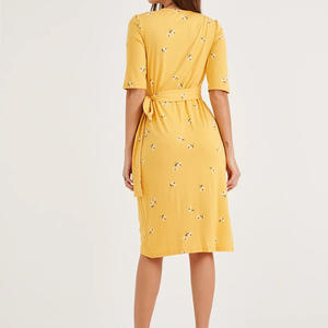 Robe de maternité à fleurs jaunes avec tissu modal doux longue longueur midi pour le confort des femmes enceintes - Product Image 3