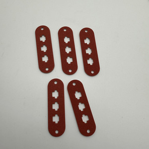 Feuille d'isolation en mica rouge à trous traversants pour applications à haute température - Product Image 3