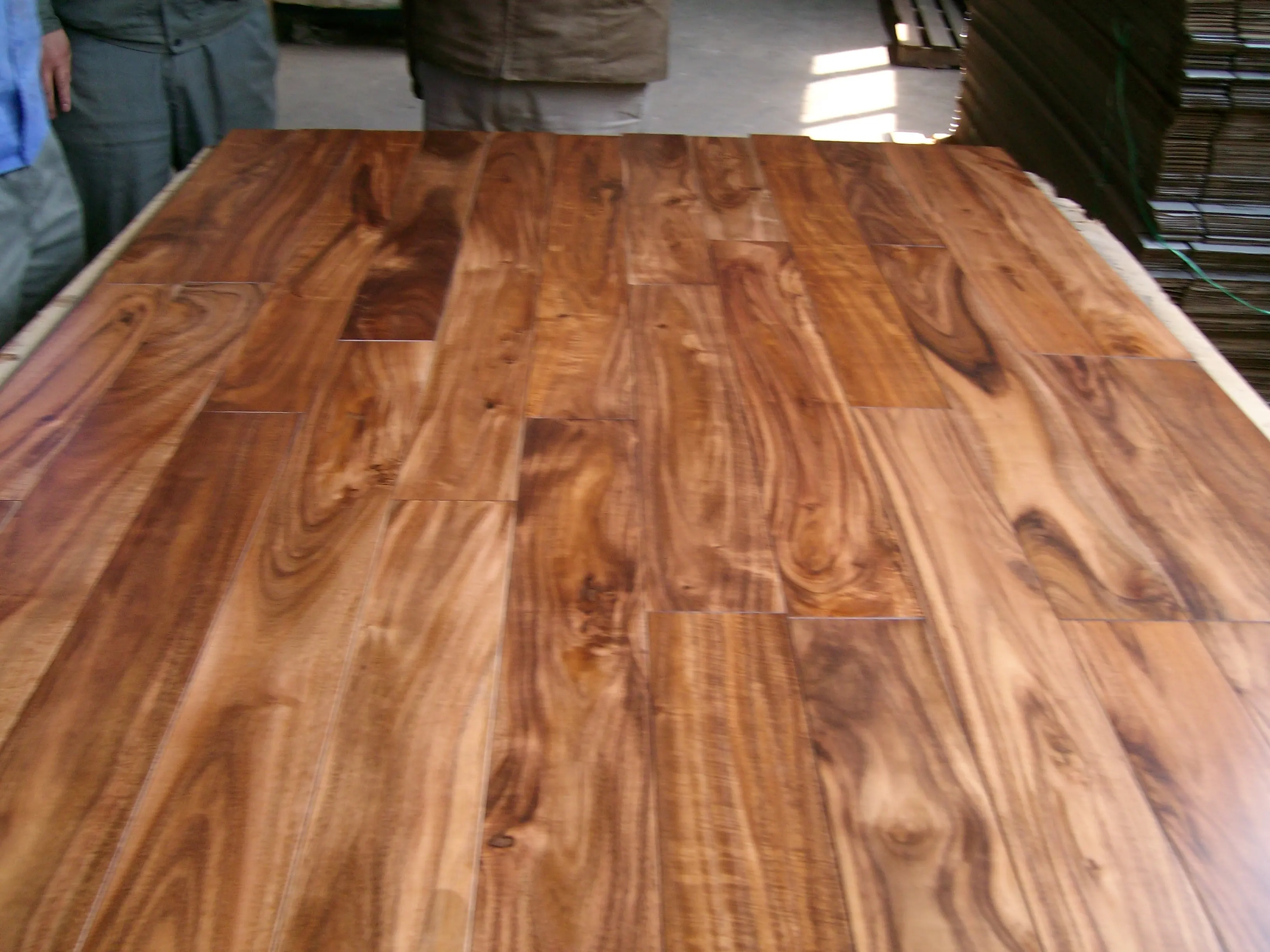 Noyer asiatique grande/petite feuille Acacia prix bon marché design chaud style plancher en bois d'ingénierie