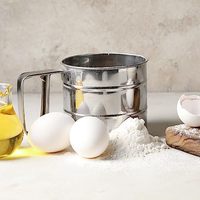 Passe-farine manuel en acier inoxydable en forme de tasse pour la cuisine et la pâtisserie