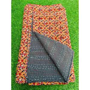 Cubrecama Kantha de algodón artesanal tradicional con un estampado artístico atemporal y una construcción ligera para un interior elegante. - Product Image 4