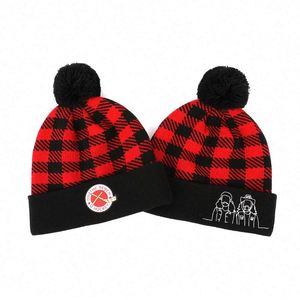 Bonnet tricoté chaud pour l'hiver, 100 % acrylique, avec pompon pour enfants, motif écossais noir et rouge, patch tissé – Vente chaude - Product Image 1