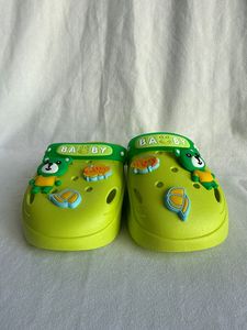 Pantuflas Verdes de PVC con Diseño Transpirable para Uso Casual de Verano - Product Image 3