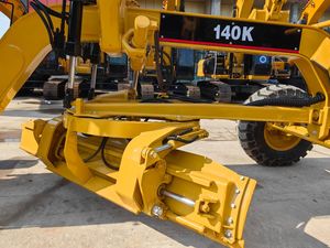 Niveleuse CAT 140K d'occasion, machine de construction routière de 14 à 17 tonnes, lame robuste, performances fiables, plusieurs unités disponibles. - Product Image 6