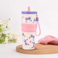 Gobelet isotherme Kawaii motif dessin animé 710 ml en acier inoxydable 304, avec manchon en silicone sans BPA, couvercle anti-fuite avec paille, logo personnalisé et sangle de transport