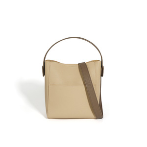 กระเป๋าหนังสะพายข้างสองสี หนังแท้ฟูลเกรน สีเบจอัลมอนด์ สีน้ำตาลมะกอก ลายเม็ดทราย ทรงถังเปิดด้านบน - Product Image 1