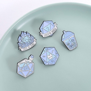 FAERE Pin's en émail polyédrique amusant, thème 'This Is Fine', cadeau pour joueur de TRPG, badge de revers, bijou plaqué nickel noir pour jeux de rôle - Product Image 5
