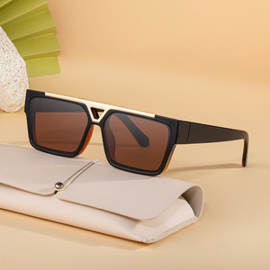 แว่นกันแดดทรงสี่เหลี่ยมใหม่สำหรับผู้ชาย ป้องกันรังสียูวี 400 กรอบพลาสติกและโลหะ คลาส 2 ป้องกันแสงแดด สีดำ พร้อมกล่องบรรจุ - Product Image 2
