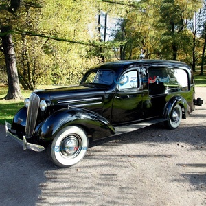 Vintage Classic Car-style Luxurious Funeral Hearse for Transporting Coffins, Guiding Departed Souls and Funeral Processions - Product Image 4