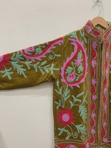 Manteau Bohème en Velours Brodé Main Style Suzani Floral, Veste Chaude Ouzbek, Vêtement d'Extérieur pour Festival Folklorique, Cadeau pour Elle, Inde - Product Image 5