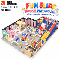 Aire de jeux intérieure personnalisée pour enfants : toboggan, tunnel de jeu souple, manège, structure de jeu en forme de maison, piscine à balles et structure d'escalade sur le thème de la ville