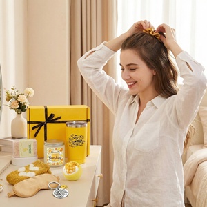 Set Regalo di Lusso Lunaire per la Cura Personale Femminile, Confezione con Tumbler, Candela e Calzini, Regalo di Compleanno Perfetto per Lei, Amica, Mamma - Product Image 5