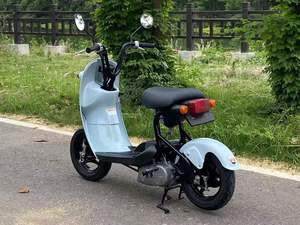 <span class=keywords><strong>Mini</strong></span> scooter à essence Charly 50cc 4 temps refroidi par air, mignon, avec phare rond unique, cadre léger et pliable, idéal pour les trajets urbains - Product Image 4