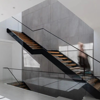 Escalier droit moderne d'intérieur à double poutre en bois et acier