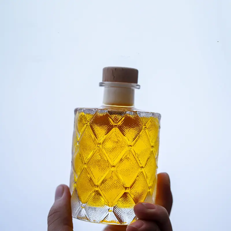 Wholesale 50ML 100ML round transparent mini whiskey wine 150ml glass vodka whiskey bottle with cork stopper
