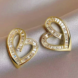 Eleganti Orecchini a Perno con Cuore Traforato, Stile Coreano Minimalista, Gioielli da Donna alla Moda per Uso Quotidiano, Regalo Chic - Product Image 2