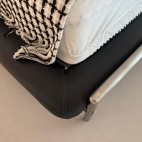 Cadre de lit rembourré moderne en cuir noir avec tête de lit à panneaux bas et structure en acier inoxydable pour chambre à coucher et hôtel