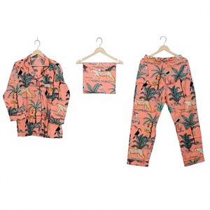 Ensemble de pyjama en coton 3 pièces pour femmes, élégant, col rabattu, imprimé à la main, motif jungle orange, manches trois-quarts - Product Image 1
